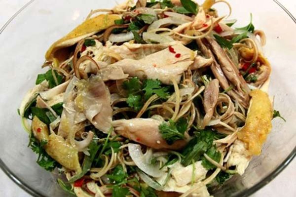 Cách làm món nộm gà hoa chuối ngon giòn và không bị thâm chát