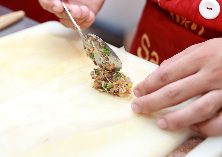 Cách làm nem rán ngon tròn vị của người việt