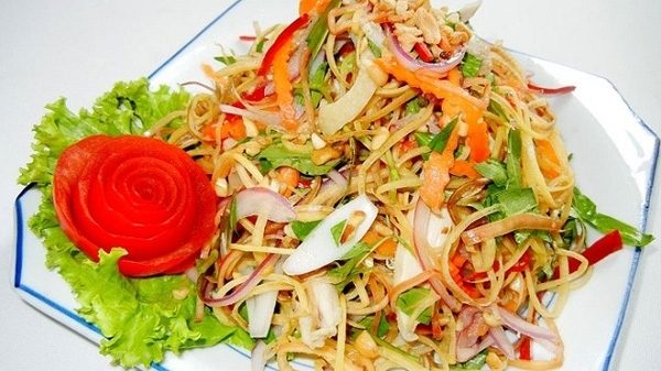 Cách làm món nộm gà hoa chuối ngon giòn và không bị thâm chát