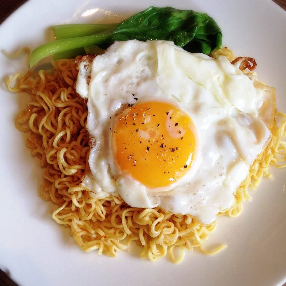 Cách làm mì xào trứng ngon tuyệt cho bữa sáng