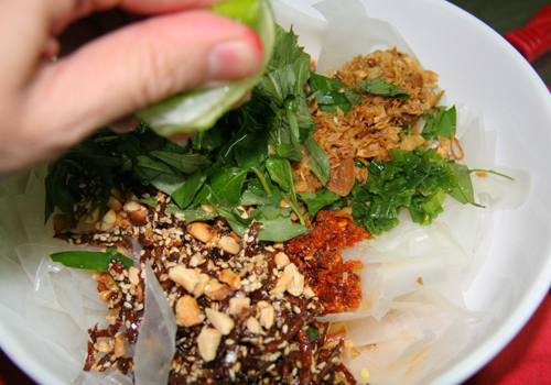 Cách làm bánh tráng trộn chuẩn vị Sài Gòn