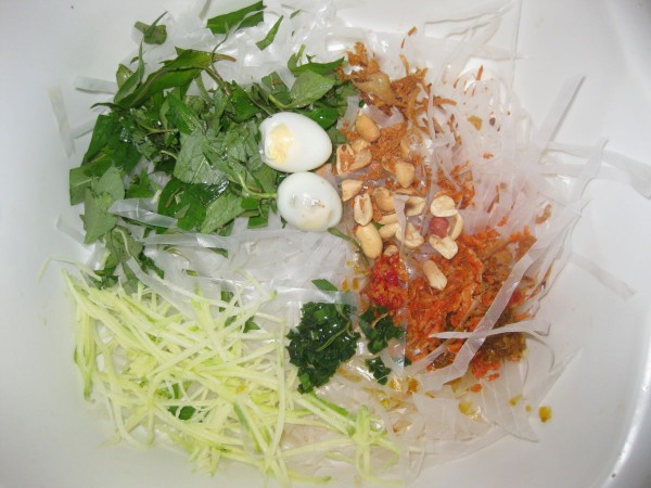 Cách làm bánh tráng trộn chuẩn vị Sài Gòn