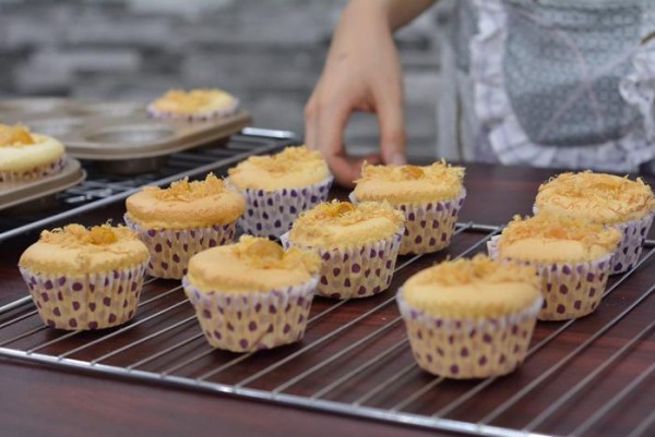 Cách làm bánh bông lan trứng muối nhân phô mai