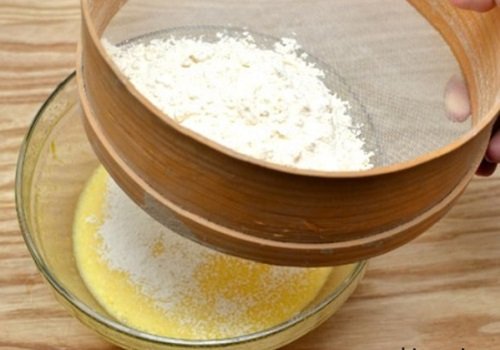 Cách làm bánh bông lan dâu tây thơm ngon vô cùng đơn giản