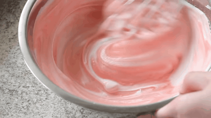 Thành công với cách làm bánh bông lan dâu tây siêu dễ