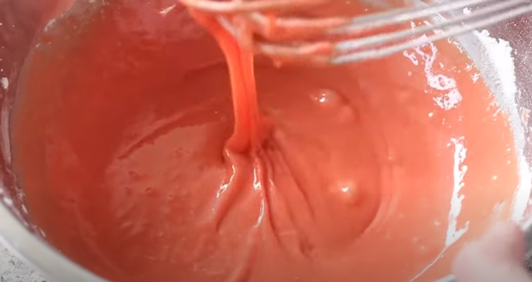 Thành công với cách làm bánh bông lan dâu tây siêu dễ