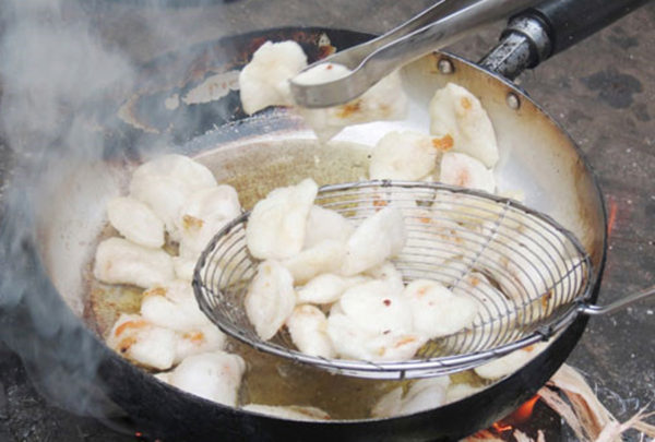 Cách làm bánh bột lọc chiên mới lạ thơm giòn và hấp dẫn