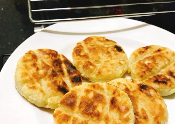 Cách làm bánh khoai mì nướng than thơm lừng cực dễ