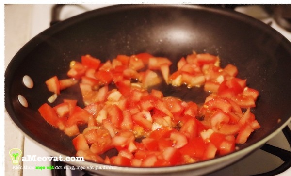 Cách làm bánh mì và nước sốt bánh mì tại nhà