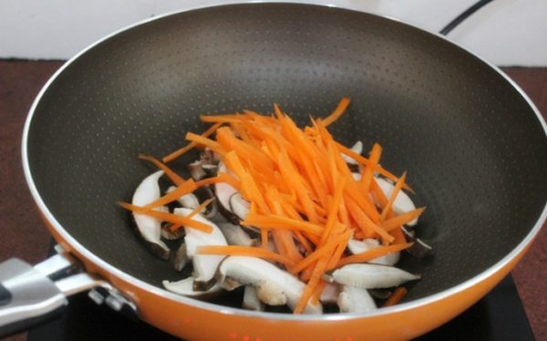 Cách làm bánh xèo chay thơm ngon, thanh mát và không bị ngấy