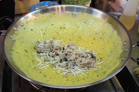 Cách làm bánh xèo chay thơm ngon, thanh mát và không bị ngấy