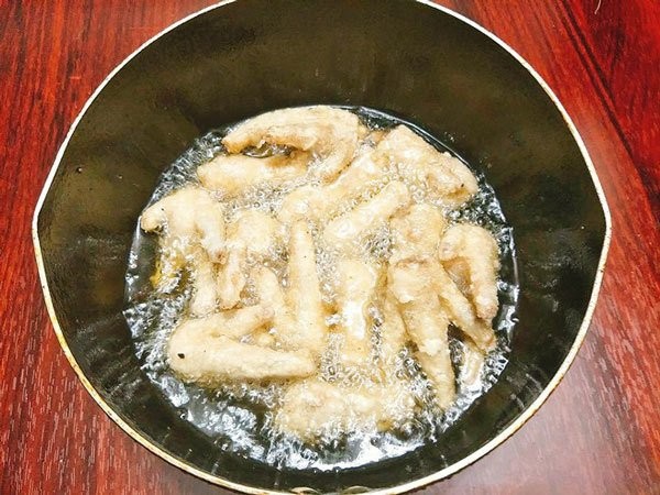 Cách làm chân gà xào sả ớt cay ngon ăn là mê