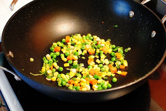 Cách làm cơm chiên cuộn trứng cho cả gia đình thích mê