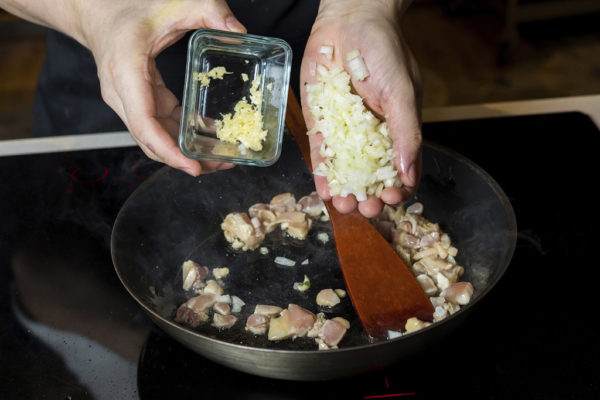 Cách làm cơm chiên cuộn trứng cho cả gia đình thích mê