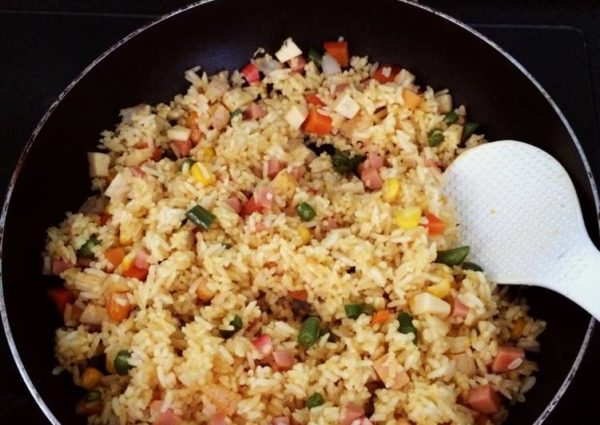 Cách làm cơm chiên cuộn trứng cho cả gia đình thích mê