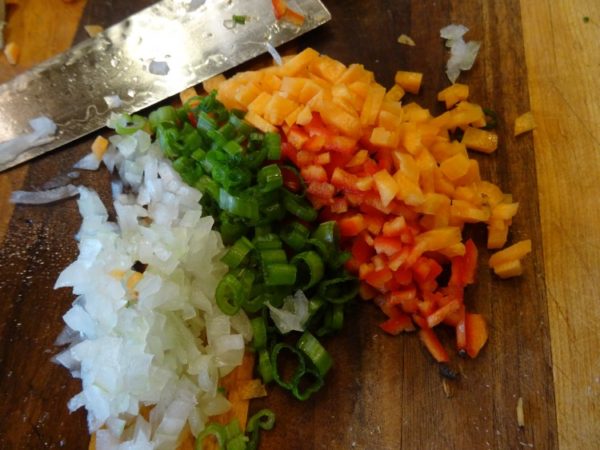 Cách làm cơm chiên cuộn trứng cho cả gia đình thích mê