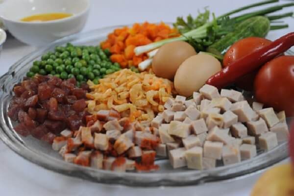 Cách làm cơm chiên cuộn trứng cho cả gia đình thích mê