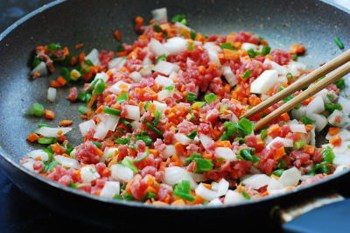 Cách làm cơm chiên cuộn trứng cho cả gia đình thích mê