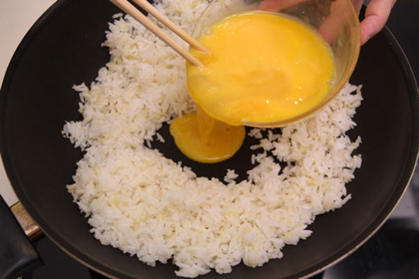 Cách làm cơm chiên trứng ngon miệng cho bữa sáng