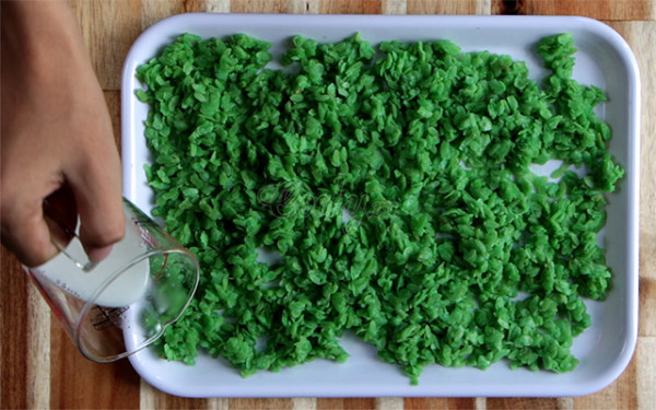 Cách làm cốm dẹp trộn kèm dừa nạo thơm ngon nhất