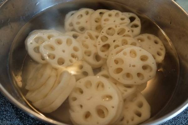 Cách làm củ sen ngâm chua ngọt giòn ngon siêu hấp dẫn