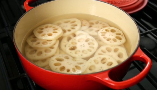 Cách làm củ sen ngâm chua ngọt giòn ngon siêu hấp dẫn