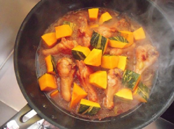 Cách làm gà hầm bí đỏ thơm ngon, hấp dẫn đầy bổ dưỡng