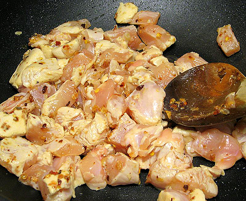 Cách làm gà hầm bí đỏ thơm ngon, hấp dẫn đầy bổ dưỡng