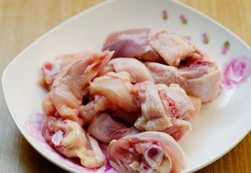 Cách làm gà hầm bí đỏ thơm ngon, hấp dẫn đầy bổ dưỡng