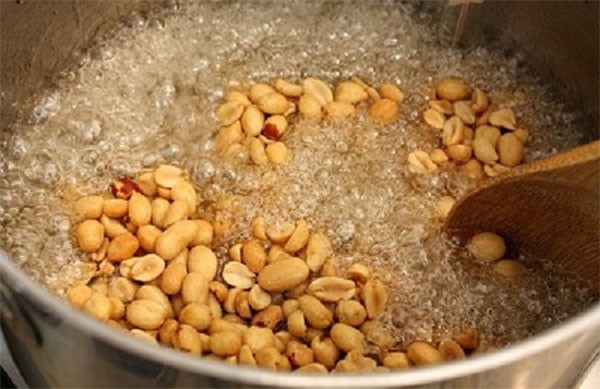 Cách làm kẹo lạc thơm giòn cực dễ tại nhà