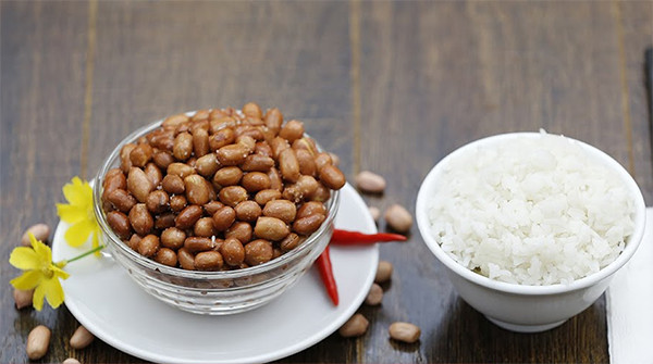 Cách làm lạc rang muối giòn ngon chỉ với hai bước