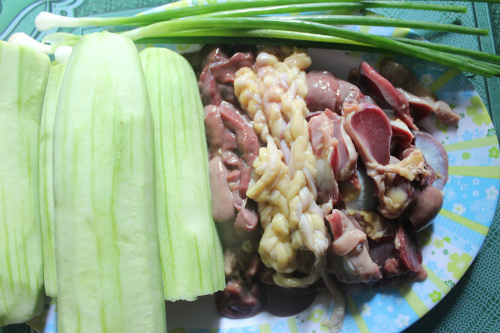 Cách làm lòng gà xào mướp ngon tuyệt cú mèo cho cả gia đình