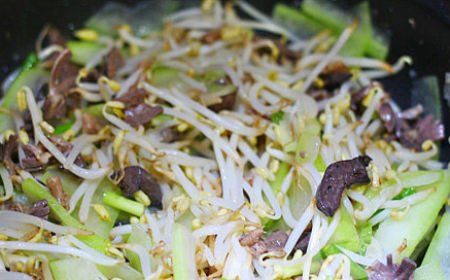 Cách làm lòng gà xào mướp ngon tuyệt cú mèo cho cả gia đình