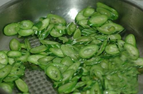 Cách làm lòng gà xào mướp ngon tuyệt cú mèo cho cả gia đình