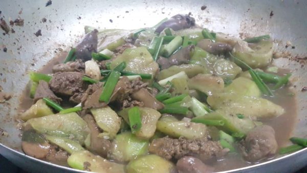 Cách làm lòng gà xào mướp ngon tuyệt cú mèo cho cả gia đình