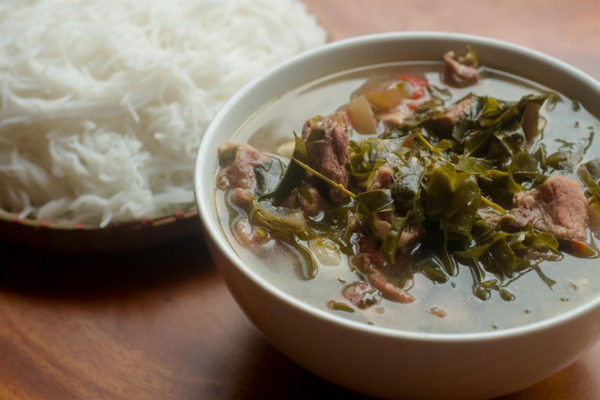 Cách làm món thịt trâu nấu lá lồm ngon đậm vị Tây Bắc