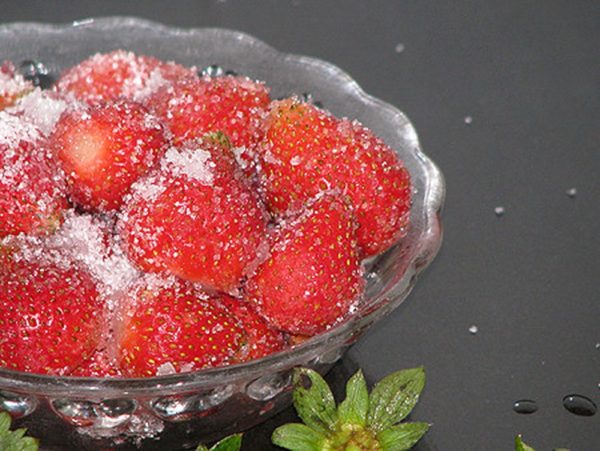 Cách làm mứt dâu tây ngọt dẻo đón bạn bè trong dịp Tết