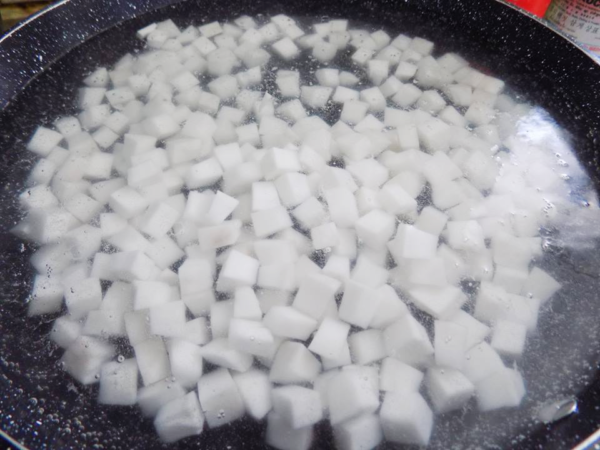 Cách làm mứt dừa viên ngon lạ đẹp mắt nhân ngày Tết