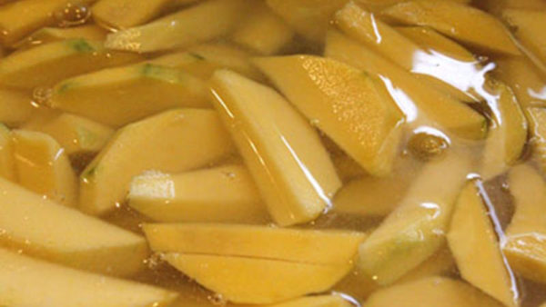 Cách làm mứt xoài ngon dẻo chiêu đãi gia đình và bạn bè trong dịp Tết