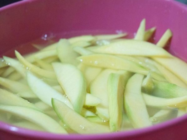 Cách làm mứt xoài ngon dẻo chiêu đãi gia đình và bạn bè trong dịp Tết