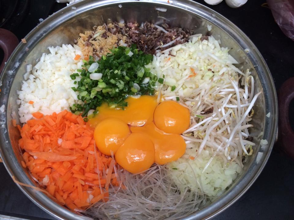 Cách làm nem rán ngon tròn vị của người việt