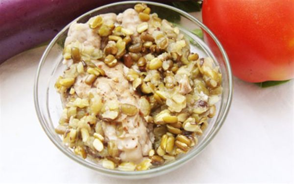 Cách làm óc heo chưng đậu xanh bổ dưỡng cho các sĩ tử mùa thi