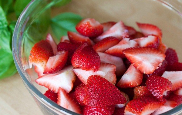 Cách làm sinh tố dâu chua dịu dễ uống cho mùa hè