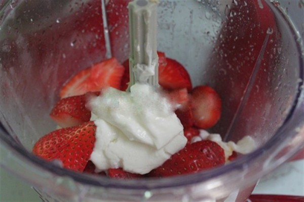 Cách làm sinh tố dâu chua dịu dễ uống cho mùa hè