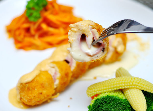 Cách làm thịt gà cuộn phô mai thơm ngậy chuẩn nhà hàng