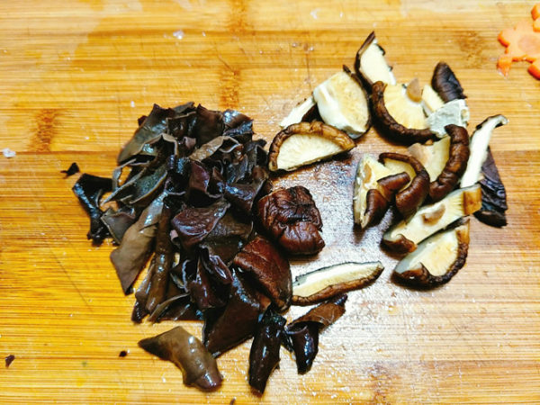 Cách làm thịt gà nấu đông thơm ngon lạ miệng mà không hề ngấy