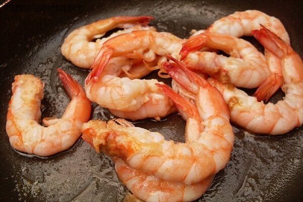 Cách làm tôm kho tàu cực ngon ăn hết “bay” nồi cơm