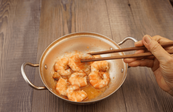 Cách làm tôm kho tàu cực ngon ăn hết “bay” nồi cơm
