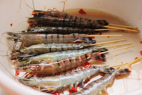 Cách làm tôm nướng muối ớt ngon xuýt xoa