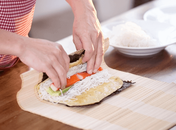 Cách làm trứng cuộn bún đơn giản cho bữa trưa ngon miệng